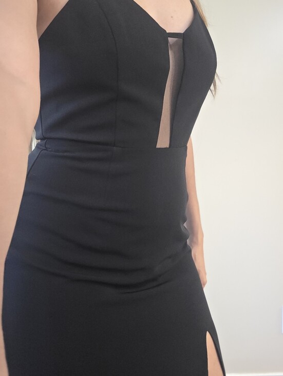 Forever 21 Dresses & Skirts - Forever 21 Black V-Neck Bodycon Dress. Backless